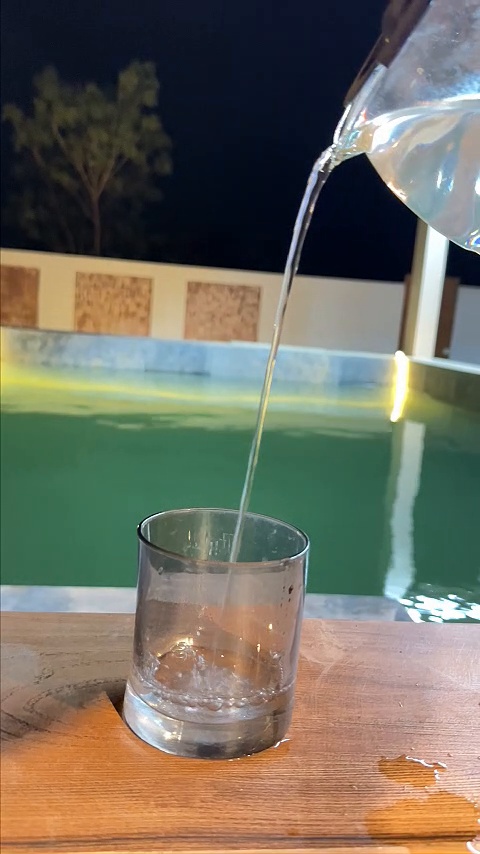 Verre servi au bord de la piscine
